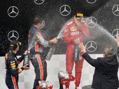 Verstappen (c) en el podio del GP de Alemania.