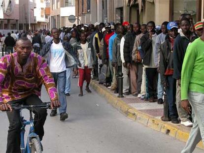 Inmigrantes en el Ayuntamiento de Roquetas, Almería.