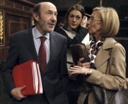 El líder del PSOE Alfredo Pérez Rubalcaba conversa en presencia de su compañera de partido Soraya Rodríguez, con la líder de UPyD Rosa Díez (d), durante el pleno celebrado en el Congreso de los Diputados, en el que tiene lugar el debate las enmiendas a la totalidad del proyecto de Presupuestos Generales del Estado para 2014.