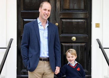 El príncipe Jorge con su padre el príncipe Guillermo en su primer día de clase en la escuela Thomas Battersea.