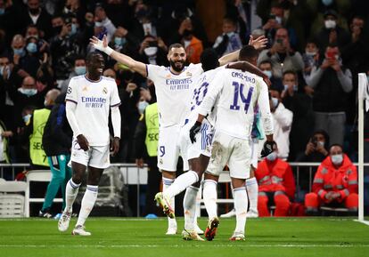 Benzema celebra su segundo gol contra el Shakhtar, este miércoles en el Bernabéu.