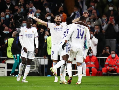 Benzema celebra su segundo gol contra el Shakhtar, este miércoles en el Bernabéu.