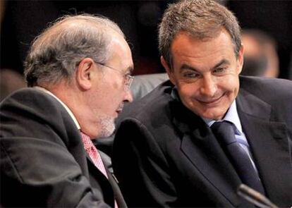 El vicepresidente Pedro Solbes habla con el presidente del Gobierno, José Luis Rodríguez Zapatero, durante la pasada cumbre del G20 en Washington