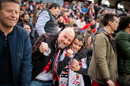 Dos aficionados del Rayo celebran el gol de Florian Lejeune, que supuso el empate (1-1) ante el Sevilla.