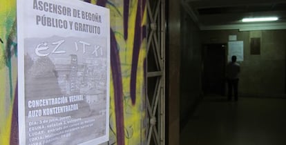 Entrada al ascensor de Begoña con un cartel contra su cierre.