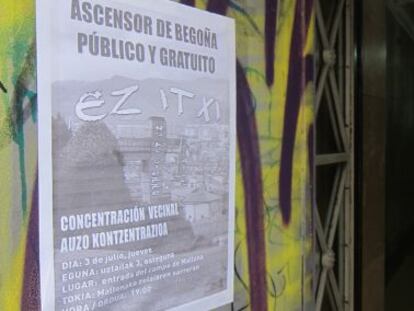 Entrada al ascensor de Begoña con un cartel contra su cierre.