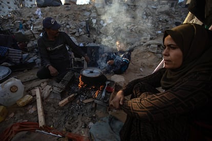 Una familia palestina cocina en el campamento de Jan Yunis, en el sur de la franja de Gaza, este jueves.