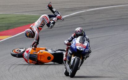 Pedrosa vuela por los aires en Aragón tras una maniobra de Márquez.