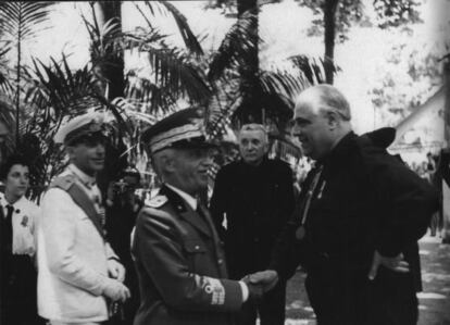 Eugeni D&rsquo;Ors, saludando al rey Victor Manuel III, durante la Bienal de Venecia, en 1938.