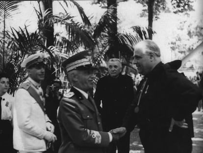 Eugeni d'Ors saluda el rei Víctor Manuel III, durant la Biennal de Venècia, el 1938.