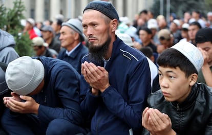 Fieles rezan durante las celebraciones de Eid al-Adha en la plaza central de Bishkek, Kirguizistán, el 21 de agosto de 2018.  