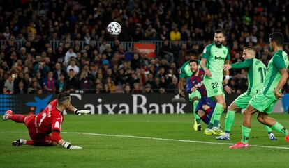 Messi marca el tercer gol del Barcelona. 