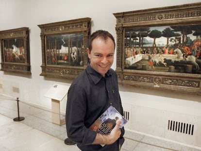 El escritor Javier Serra, retratado el viernes con su libro en el Museo del Prado.