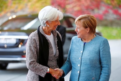 Christine Lagarde y Angela Merkel se saludan antes de una reunión del G20 en Berlín en octubre de 2018.