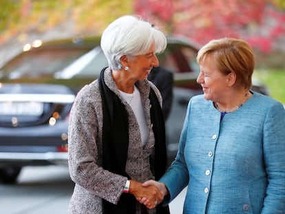 Christine Lagarde y Angela Merkel se saludan antes de una reunión del G20 en Berlín en octubre de 2018.