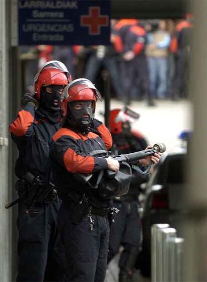 Agentes de la Ertzaintza custodian la entrada del Servicio de Urgencias del hospital Donostia de San Sebastián momentos antes de la llegada del preso etarra José Ignacio de Juana Chaos a este centro.