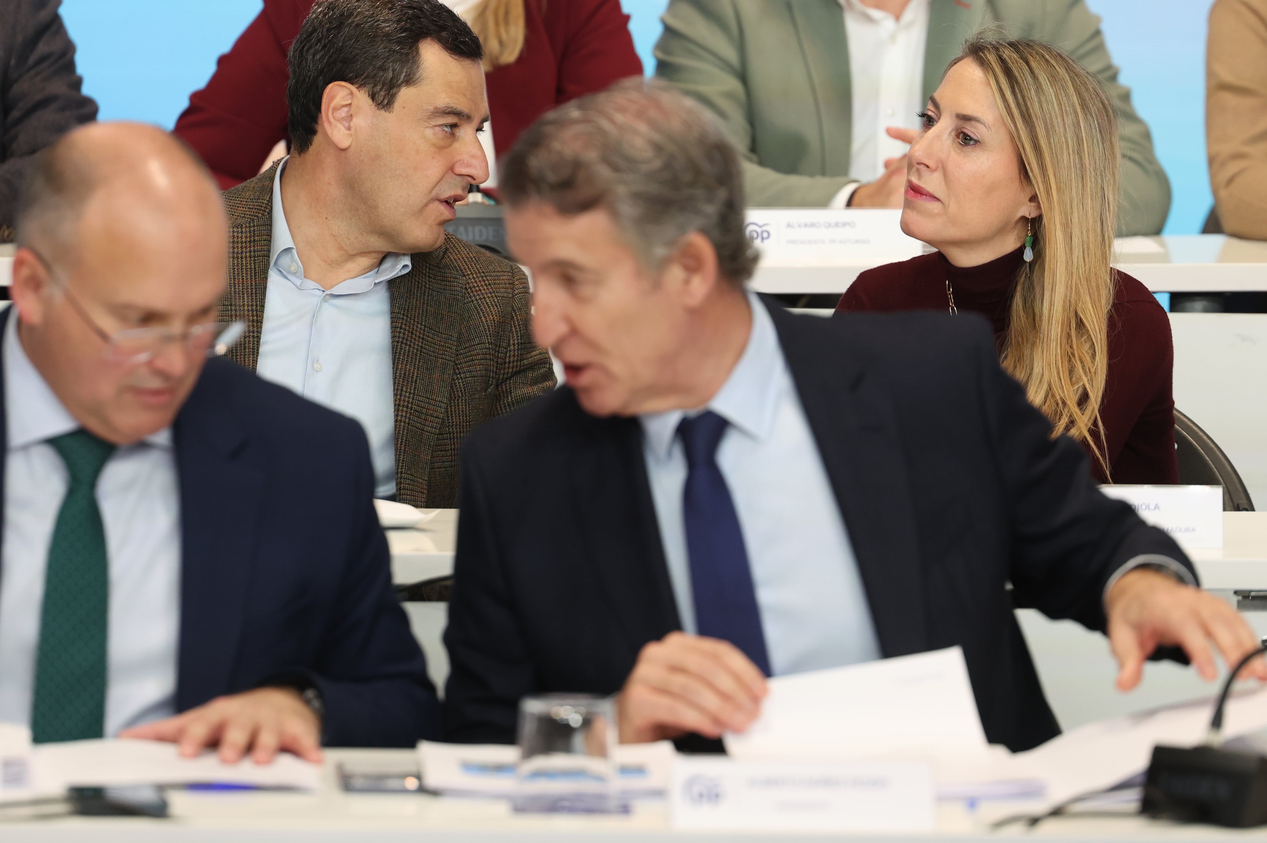 DVD 1298 (22/12/2025). Reunión de la Junta Directiva Nacional del PP, que analiza los resultados de las elecciones autonómicas de Extremadura. Juanma Moreno conversa con María Guardiola. En primer término, Miguel Tellado y Alberto Núñez Feijóo.  Foto de Jaime Villanueva