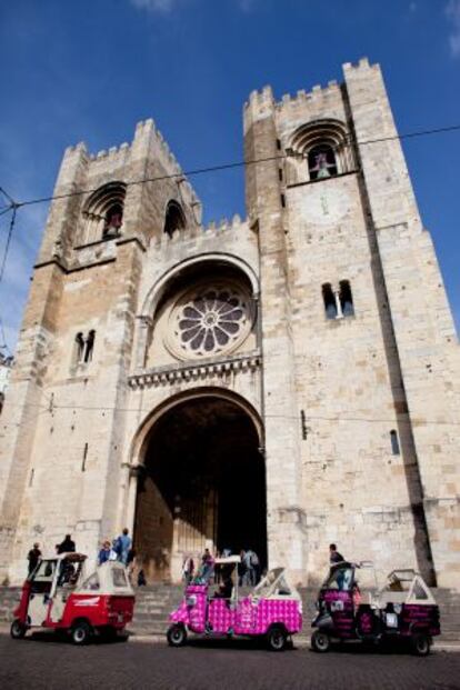 Tuk-tuks frente a la Sé de Lisboa, la catedral.