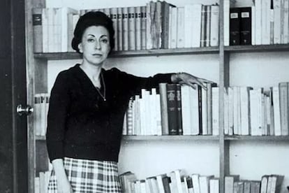 En 1950, emigró a la Ciudad de México donde se graduó como maestra en filosofía por la Universidad Nacional Autónoma de México y se relacionó con Ernesto Cardenal, Jaime Sabines y Augusto Monterroso.
