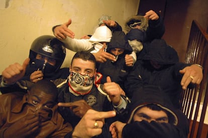 Capuchas, cascos de moto y pañuelos en los disturbios de 2005 en la 'banlieue' parisina. El detonante estuvo también relacionado con la tensión racial.