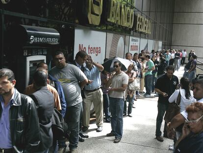 Ahorradores venezolanos hacen cola ante una sucursal del Banco Federal en Caracas el pasado 14 de junio.