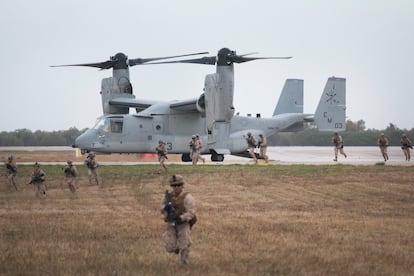 Ejercicio de desembarco de tropas españolas y estadounidenses en la base de Morón desde un avión 'Bell-Boeing'.