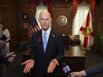 El gobernador de Florida, Rick Scott, habla con la prensa este jueves tras firmar la nueva ley de control de armas.