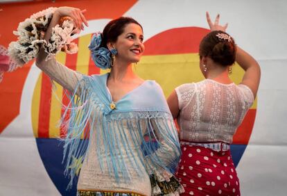 La líder de Ciudadanos, Inés Arrimadas (a la izquierda), baila sevillanas en la caseta de su partido durante la Feria de Abril en Barcelona.