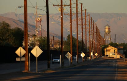 Una furgoneta de patrullas fronterizas de los Estados Unidos pasa por delante de la valla que marca la frontera entre los Estados Unidos y México, en Calexico, California (EE.UU).
