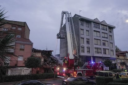 Un equipo de bomberos trabaja en la vivienda afectada, este sábado.