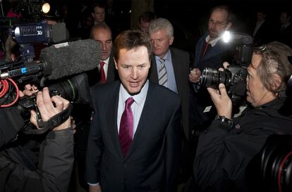 Los 57 diputados del liberal-demócrata Nick Clegg apoyarán a los 307 de David Cameron, que le ha prometido un referéndum para cambiar la ley electoral inglesa