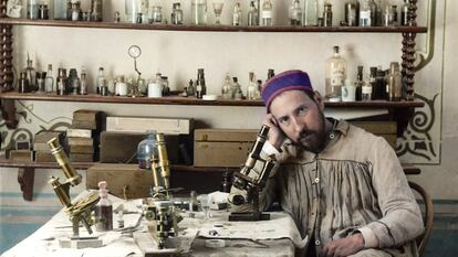 Autorretrato de Cajal en su laboratorio de Valencia hacia 1885, coloreado por Rafael Navarrete.