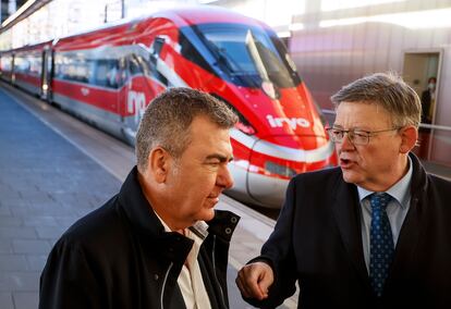 El presidente de la Generalitat, Ximo Puig (derecha), y el presidente de Iryo, Carlos Bertomeu, a su llegada a la estación Joaquín Sorolla de Valencia, este viernes, procedentes de Madrid.
