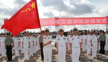 Cientos de militares chinos, en julio, en el puerto de Zhanjiang, antes de zarpar hacia Yibuti.