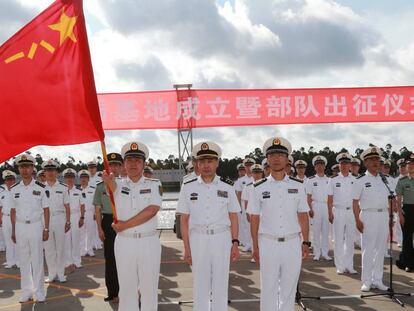 Cientos de militares chinos, en julio, en el puerto de Zhanjiang, antes de zarpar hacia Yibuti.