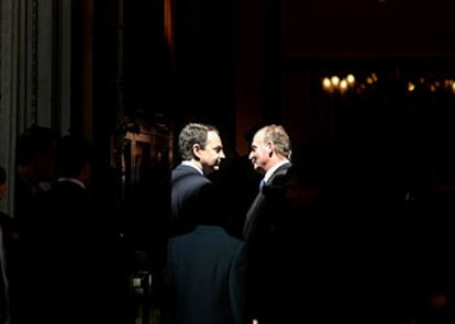 El rey Juan Carlos y el presidente José Luis Rodríguez Zapatero hablaron animadamente en el acto de apertura de la octava legislatura.