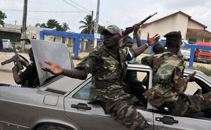 Soldados leales a Alassane Ouattara celebran en Angre, un distrito de Abiyán, la caída de Laurent Gbagbo.