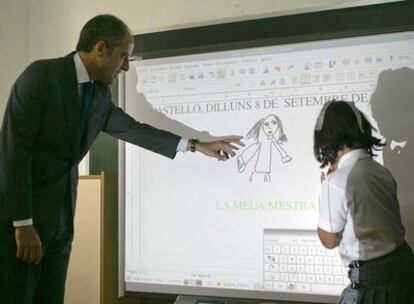 El presidente de Valencia, Francisco Camps, en una visita a un colegio.