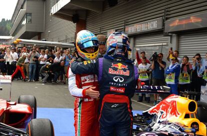 Vettel y Alonso se abrazan tras la carrera.