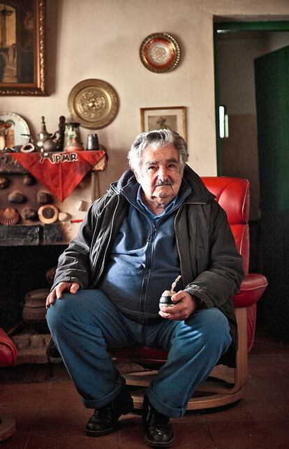 <strong> Austero y humanista del saber cotidiano, el presidente uruguayo sorprendió al mundo legalizando la marihuana. </strong> <p> Por <b> M. Á. Bastenier. </b><p> Podría creerse que tanta originalidad no es natural. El presidente uruguayo, José Mujica, de 78 años, es una antología de la anti-convencionalidad. Vive en un ranchito que la discreción llamaría austero, y el ojo clínico, ruinoso; conduce su propio coche, un Volks­wagen que debió de ser de los primeros de fábrica; tiene una perra coja que en el cómputo perruno es aún más vieja que su amo; y practica la cocina de autor porque se prepara él mismo su plato preferido: bife con cebolla. En privado, pero a micrófono abierto, decía, tras una dura sesión con la presidenta argentina: “Esta vieja es peor que el tuerto”, o sea, Néstor Kirchner, anterior presidente, del que había enviudado Cristina Fernández. Y en público: “No compramos con plata, sino con el tiempo que tardamos en ganarlo… Hay que dar tiempo a la vida”. Sabio, chófer y cocinero, pero, sobre todo, humanista del saber cotidiano. <p> <hr /> <p> <strong>M. Á. Bastenier es periodista de EL PAÍS.</strong>