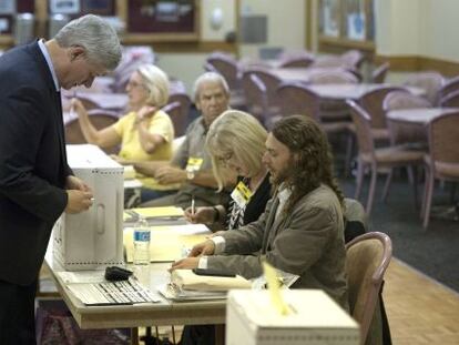 El primer ministro, Stephen Harper, vota en Calgary.