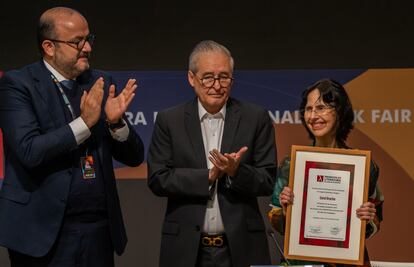 El rector de la Universidad de Guadalajara, Ricardo Villanueva, y el secretario de Gobierno de Jalisco, Enrique Ibarra, entregan el premio FIL en lenguas romances a la poeta mexicana Coral Bracho.
