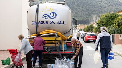 Varios vecinos de Humilladero (Málaga), un pueblo con cuatro macrogranjas, rellenan el pasado jueves garrafas de agua de un camión cisterna, al no poder beber agua del grifo por contaminación por nitratos.
