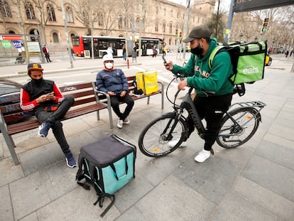 Varios repartidores de Glovo, Deliveroo y Ubereats, en febrero en Barcelona.