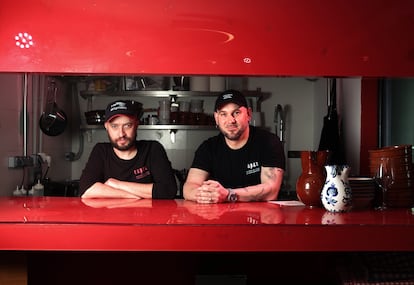 Txitxo y Andoni, propietarios del restaurante Rapaz, en el Mercado de los Mostenses en Madrid.