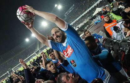 Higuaín celebra su récord de goles después del triplete al Frosinone