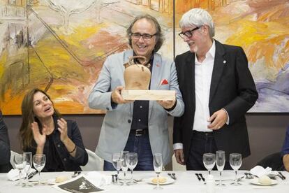 Joan Manel Serrat, en el momento de recoger el premio.