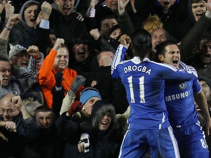 Lampard celebra con Drogba el gol de la victoria del Chelsea.