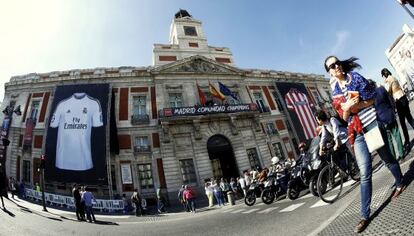 Camisetas del Madrid y el Atlético en la sede del Gobierno regional.