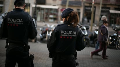 24/12/18 Un pareja de agentes de la Brigada Mobil de los Mossos d Esquadra vigilan la Rambla.
Alerta de atentado terrorista en la Rambla. Barcelona, 24 de diciembre de 2018 [ALBERT GARCIA]